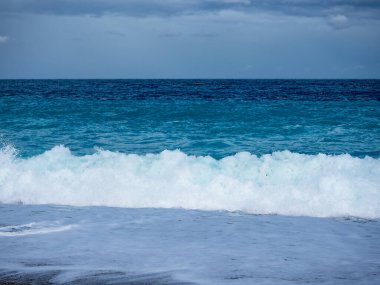 Hualien, Tayvan 'da sahil ve deniz dalgaları.