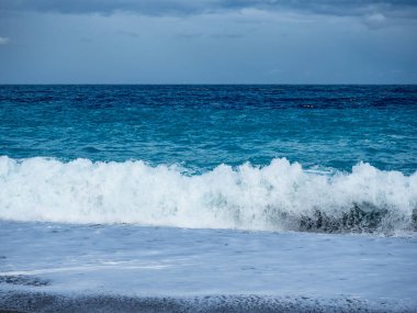 Hualien, Tayvan 'da sahil ve deniz dalgaları.