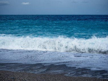 Hualien, Tayvan 'da sahil ve deniz dalgaları.