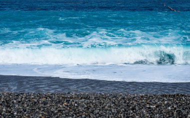 Hualien, Tayvan 'da sahil ve deniz dalgaları.