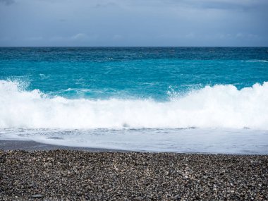 Hualien, Tayvan 'da sahil ve deniz dalgaları.