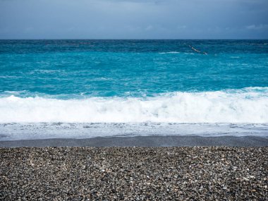 Hualien, Tayvan 'da sahil ve deniz dalgaları.