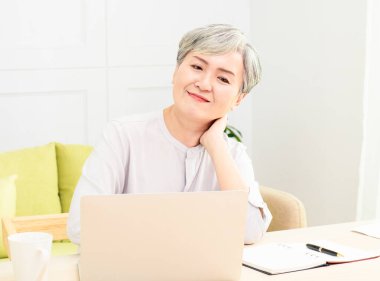 Çok çalışan orta yaşlı bayan boyun masajı yapıyor. Acı çekiyor..