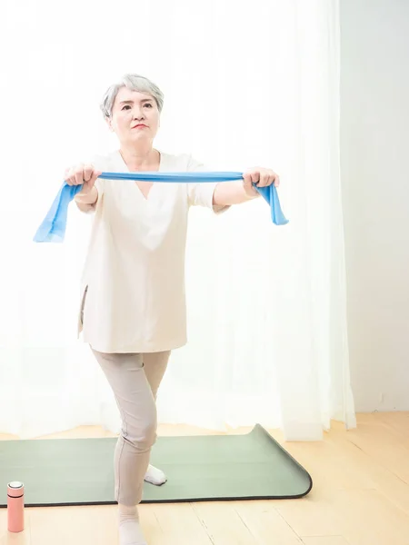 Senior Asiatische Frau Macht Übungen Mit Resistenzband Hause — Stockfoto