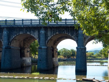 Dongan Köprüsü, Tayvan, Hsinchu 'da üç bin yılı aşkın bir süredir taş kemer köprüsü olarak sınıflandırılmıştır..