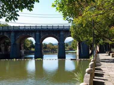 Dongan Köprüsü, Tayvan, Hsinchu 'da üç bin yılı aşkın bir süredir taş kemer köprüsü olarak sınıflandırılmıştır..