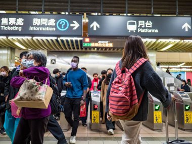 Taipei, Tayvan 'da 2 Aralık 2021' de toplu taşıma sisteminde yüz maskesi takan yolcular. 19 numaralı kovid19 salgını tüm dünyada sayısız ölüme yol açtığı için.