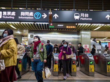 Taipei, Tayvan 'da 2 Aralık 2021' de toplu taşıma sisteminde yüz maskesi takan yolcular. 19 numaralı kovid19 salgını tüm dünyada sayısız ölüme yol açtığı için.