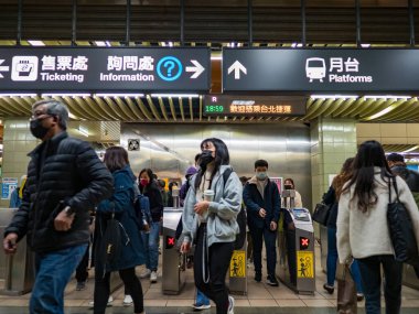 Taipei, Tayvan 'da 2 Aralık 2021' de toplu taşıma sisteminde yüz maskesi takan yolcular. 19 numaralı kovid19 salgını tüm dünyada sayısız ölüme yol açtığı için.