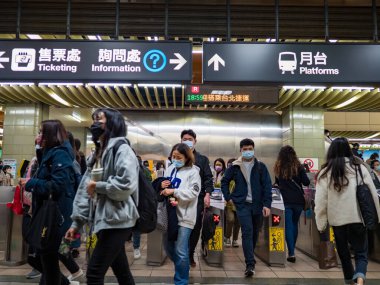 Taipei, Tayvan 'da 2 Aralık 2021' de toplu taşıma sisteminde yüz maskesi takan yolcular. 19 numaralı kovid19 salgını tüm dünyada sayısız ölüme yol açtığı için.