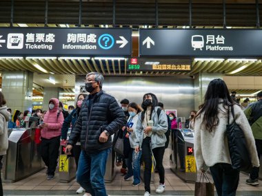 Taipei, Tayvan 'da 2 Aralık 2021' de toplu taşıma sisteminde yüz maskesi takan yolcular. 19 numaralı kovid19 salgını tüm dünyada sayısız ölüme yol açtığı için.