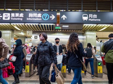 Taipei, Tayvan 'da 2 Aralık 2021' de toplu taşıma sisteminde yüz maskesi takan yolcular. 19 numaralı kovid19 salgını tüm dünyada sayısız ölüme yol açtığı için.