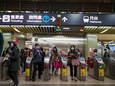 Taipei, Tayvan 'da 2 Aralık 2021' de toplu taşıma sisteminde yüz maskesi takan yolcular. 19 numaralı kovid19 salgını tüm dünyada sayısız ölüme yol açtığı için.