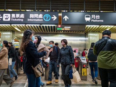 Taipei, Tayvan 'da 2 Aralık 2021' de toplu taşıma sisteminde yüz maskesi takan yolcular. 19 numaralı kovid19 salgını tüm dünyada sayısız ölüme yol açtığı için.