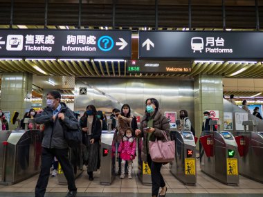 Taipei, Tayvan 'da 2 Aralık 2021' de toplu taşıma sisteminde yüz maskesi takan yolcular. 19 numaralı kovid19 salgını tüm dünyada sayısız ölüme yol açtığı için.