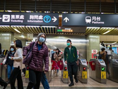Taipei, Tayvan 'da 2 Aralık 2021' de toplu taşıma sisteminde yüz maskesi takan yolcular. 19 numaralı kovid19 salgını tüm dünyada sayısız ölüme yol açtığı için.