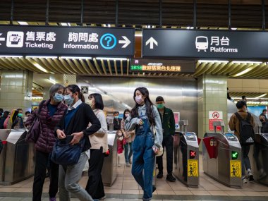 Taipei, Tayvan 'da 2 Aralık 2021' de toplu taşıma sisteminde yüz maskesi takan yolcular. 19 numaralı kovid19 salgını tüm dünyada sayısız ölüme yol açtığı için.
