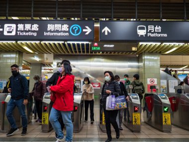 Taipei, Tayvan 'da 2 Aralık 2021' de toplu taşıma sisteminde yüz maskesi takan yolcular. 19 numaralı kovid19 salgını tüm dünyada sayısız ölüme yol açtığı için.