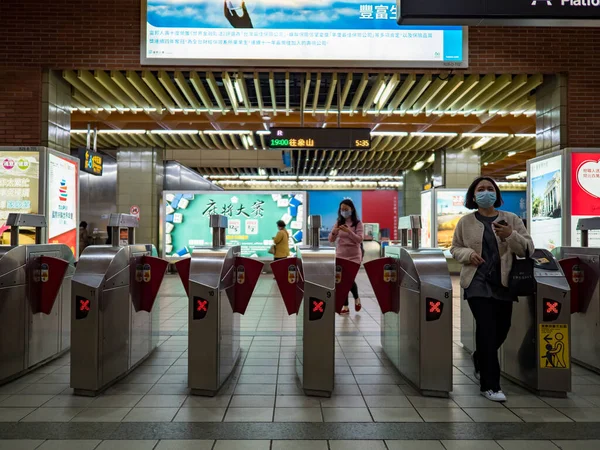 Taipei Taiwan Dec Passagerare Med Ansiktsmask Kollektivtrafiken Den December 2021 — Stockfoto