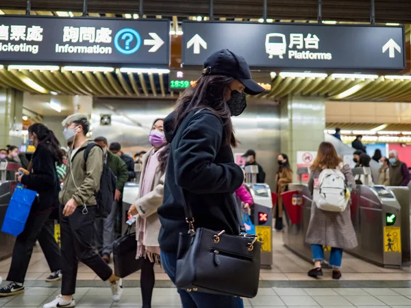 Taipei Tajwan Dec Pasażerowie Noszący Maski Twarzy Systemie Transportu Zbiorowego — Zdjęcie stockowe