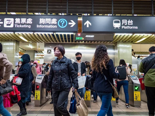 Taipei Taiwan Dec Пасажири Які Носять Маску Обличчя Системі Громадського — стокове фото