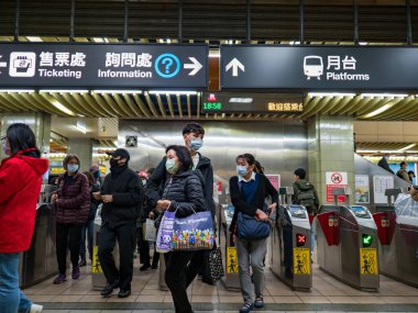 Taipei, Tayvan 'da 2 Aralık 2021' de toplu taşıma sisteminde yüz maskesi takan yolcular. 19 numaralı kovid19 salgını tüm dünyada sayısız ölüme yol açtığı için.