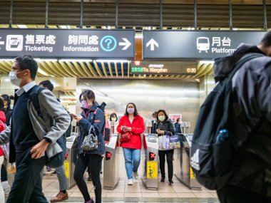 Taipei, Tayvan 'da 2 Aralık 2021' de toplu taşıma sisteminde yüz maskesi takan yolcular. 19 numaralı kovid19 salgını tüm dünyada sayısız ölüme yol açtığı için.