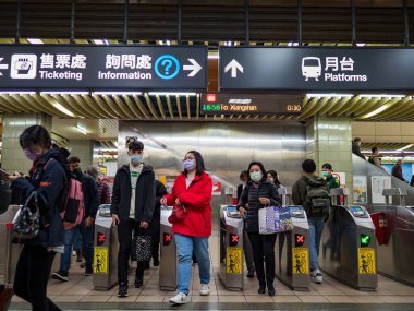 Taipei, Tayvan 'da 2 Aralık 2021' de toplu taşıma sisteminde yüz maskesi takan yolcular. 19 numaralı kovid19 salgını tüm dünyada sayısız ölüme yol açtığı için.