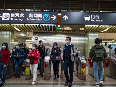 Taipei, Tayvan 'da 2 Aralık 2021' de toplu taşıma sisteminde yüz maskesi takan yolcular. 19 numaralı kovid19 salgını tüm dünyada sayısız ölüme yol açtığı için.