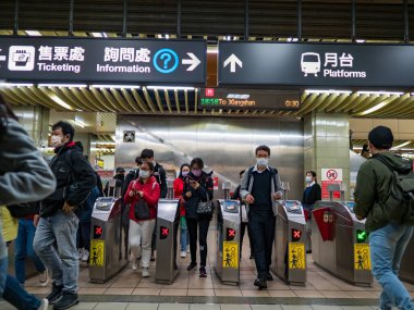 Taipei, Tayvan 'da 2 Aralık 2021' de toplu taşıma sisteminde yüz maskesi takan yolcular. 19 numaralı kovid19 salgını tüm dünyada sayısız ölüme yol açtığı için.