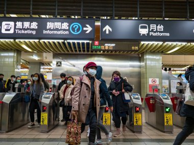 Taipei, Tayvan 'da 2 Aralık 2021' de toplu taşıma sisteminde yüz maskesi takan yolcular. 19 numaralı kovid19 salgını tüm dünyada sayısız ölüme yol açtığı için.