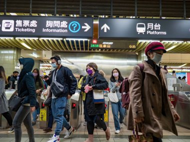 Taipei, Tayvan 'da 2 Aralık 2021' de toplu taşıma sisteminde yüz maskesi takan yolcular. 19 numaralı kovid19 salgını tüm dünyada sayısız ölüme yol açtığı için.