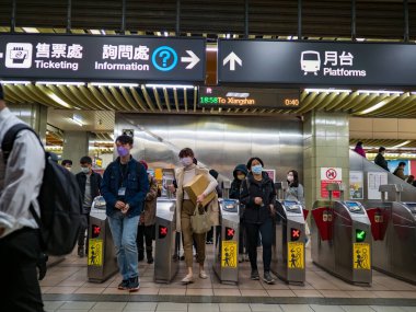 Taipei, Tayvan 'da 2 Aralık 2021' de toplu taşıma sisteminde yüz maskesi takan yolcular. 19 numaralı kovid19 salgını tüm dünyada sayısız ölüme yol açtığı için.