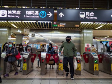 Taipei, Tayvan 'da 2 Aralık 2021' de toplu taşıma sisteminde yüz maskesi takan yolcular. 19 numaralı kovid19 salgını tüm dünyada sayısız ölüme yol açtığı için.