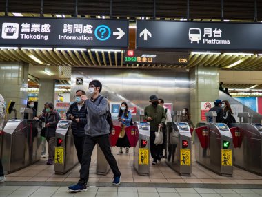 Taipei, Tayvan 'da 2 Aralık 2021' de toplu taşıma sisteminde yüz maskesi takan yolcular. 19 numaralı kovid19 salgını tüm dünyada sayısız ölüme yol açtığı için.