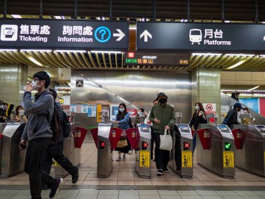 Taipei, Tayvan 'da 2 Aralık 2021' de toplu taşıma sisteminde yüz maskesi takan yolcular. 19 numaralı kovid19 salgını tüm dünyada sayısız ölüme yol açtığı için.