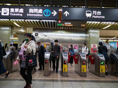 Taipei, Tayvan 'da 2 Aralık 2021' de toplu taşıma sisteminde yüz maskesi takan yolcular. 19 numaralı kovid19 salgını tüm dünyada sayısız ölüme yol açtığı için.