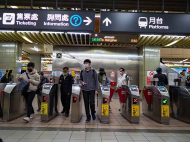 Taipei, Tayvan 'da 2 Aralık 2021' de toplu taşıma sisteminde yüz maskesi takan yolcular. 19 numaralı kovid19 salgını tüm dünyada sayısız ölüme yol açtığı için.