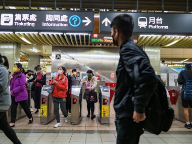 Taipei, Tayvan 'da 2 Aralık 2021' de toplu taşıma sisteminde yüz maskesi takan yolcular. 19 numaralı kovid19 salgını tüm dünyada sayısız ölüme yol açtığı için.