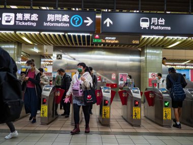 Taipei, Tayvan 'da 2 Aralık 2021' de toplu taşıma sisteminde yüz maskesi takan yolcular. 19 numaralı kovid19 salgını tüm dünyada sayısız ölüme yol açtığı için.