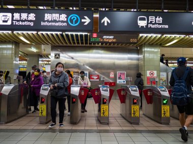 Taipei, Tayvan 'da 2 Aralık 2021' de toplu taşıma sisteminde yüz maskesi takan yolcular. 19 numaralı kovid19 salgını tüm dünyada sayısız ölüme yol açtığı için.