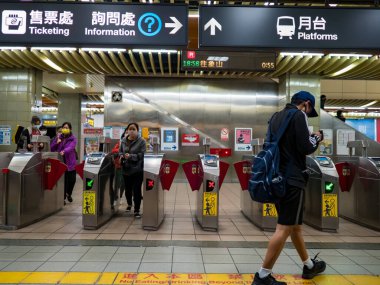 Taipei, Tayvan 'da 2 Aralık 2021' de toplu taşıma sisteminde yüz maskesi takan yolcular. 19 numaralı kovid19 salgını tüm dünyada sayısız ölüme yol açtığı için.