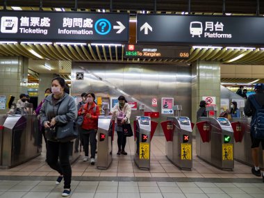 Taipei, Tayvan 'da 2 Aralık 2021' de toplu taşıma sisteminde yüz maskesi takan yolcular. 19 numaralı kovid19 salgını tüm dünyada sayısız ölüme yol açtığı için.