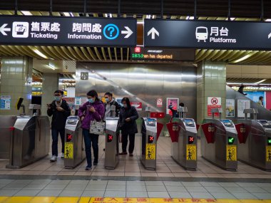 Taipei, Tayvan 'da 2 Aralık 2021' de toplu taşıma sisteminde yüz maskesi takan yolcular. 19 numaralı kovid19 salgını tüm dünyada sayısız ölüme yol açtığı için.