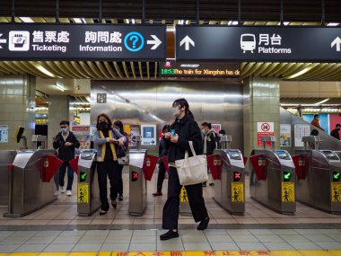 Taipei, Tayvan 'da 2 Aralık 2021' de toplu taşıma sisteminde yüz maskesi takan yolcular. 19 numaralı kovid19 salgını tüm dünyada sayısız ölüme yol açtığı için.
