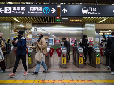 Taipei, Tayvan 'da 2 Aralık 2021' de toplu taşıma sisteminde yüz maskesi takan yolcular. 19 numaralı kovid19 salgını tüm dünyada sayısız ölüme yol açtığı için.