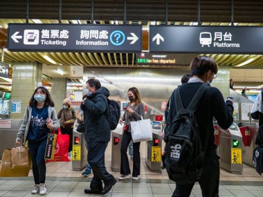 Taipei, Tayvan 'da 2 Aralık 2021' de toplu taşıma sisteminde yüz maskesi takan yolcular. 19 numaralı kovid19 salgını tüm dünyada sayısız ölüme yol açtığı için.