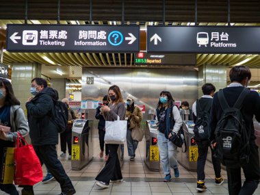 Taipei, Tayvan 'da 2 Aralık 2021' de toplu taşıma sisteminde yüz maskesi takan yolcular. 19 numaralı kovid19 salgını tüm dünyada sayısız ölüme yol açtığı için.