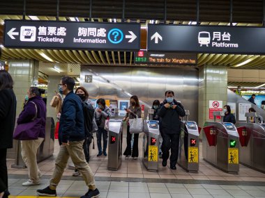 Taipei, Tayvan 'da 2 Aralık 2021' de toplu taşıma sisteminde yüz maskesi takan yolcular. 19 numaralı kovid19 salgını tüm dünyada sayısız ölüme yol açtığı için.