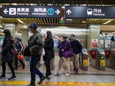 Taipei, Tayvan 'da 2 Aralık 2021' de toplu taşıma sisteminde yüz maskesi takan yolcular. 19 numaralı kovid19 salgını tüm dünyada sayısız ölüme yol açtığı için.